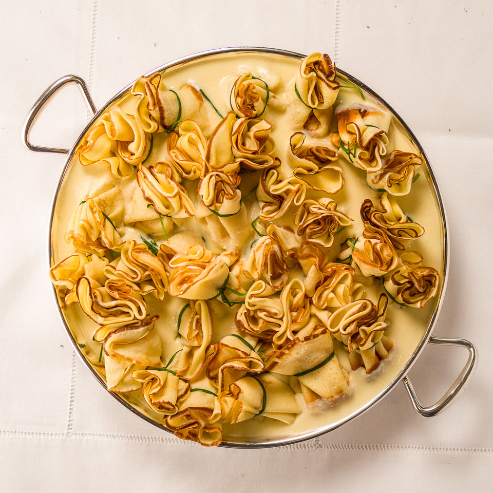 Trouxinha de Queijo Brie com Molho Cremoso de Parmesão