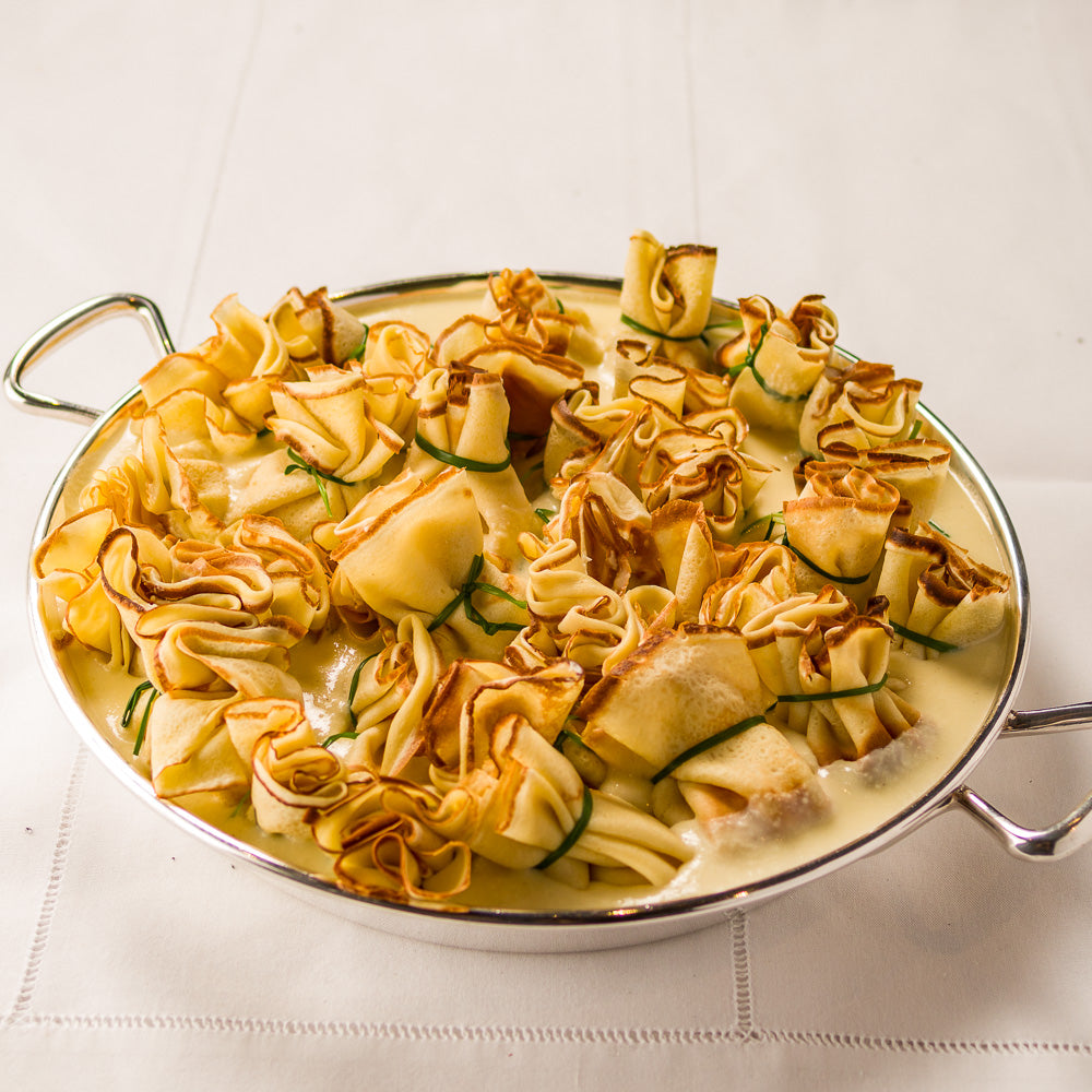 Trouxinha de Queijo Brie com Molho Cremoso de Parmesão